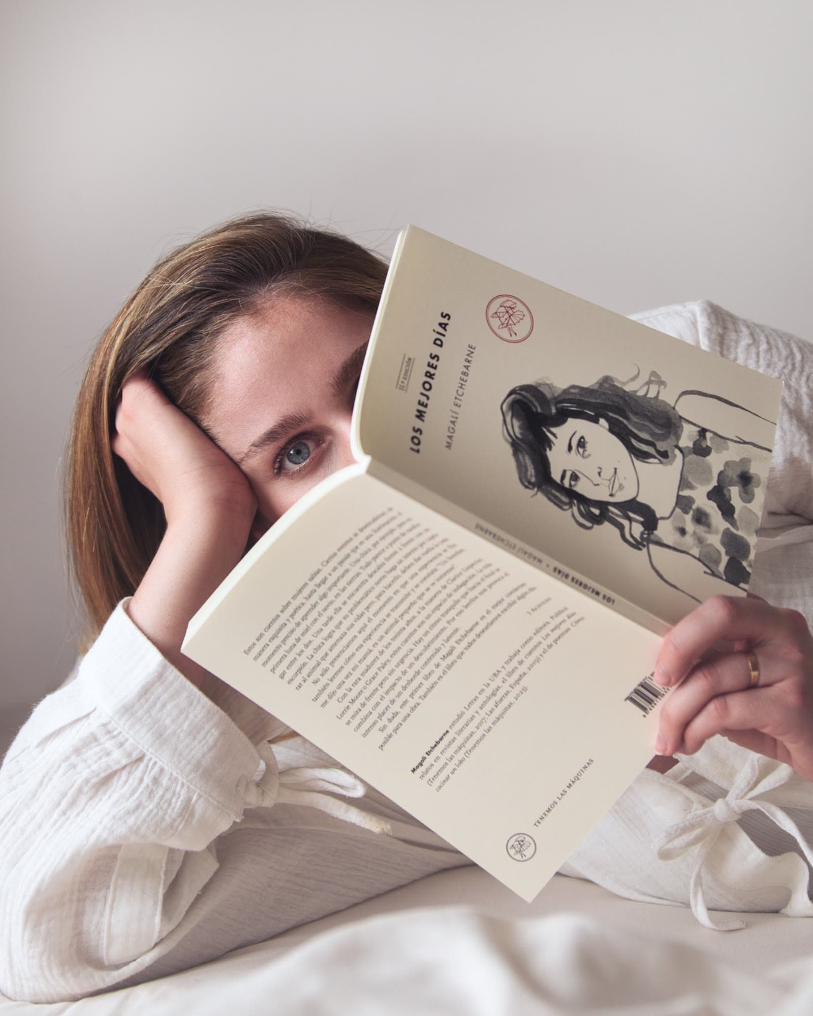 Candela Romano, con un libro abierto tapándole media cara