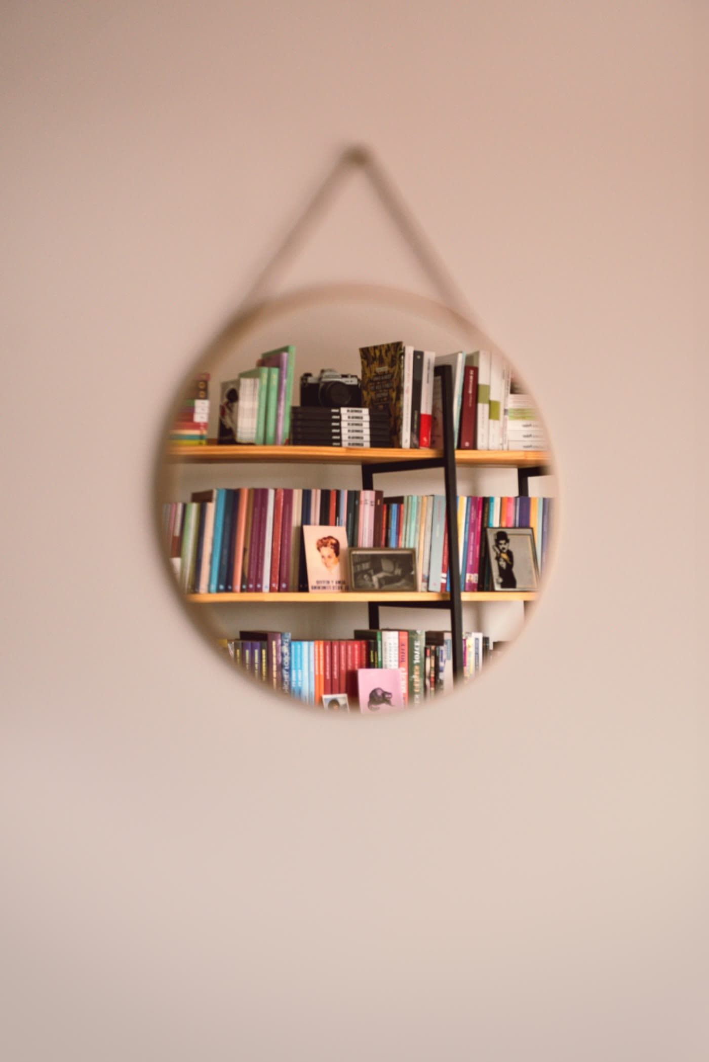La biblioteca de Luz Bajita reflejada en un espejo redondo